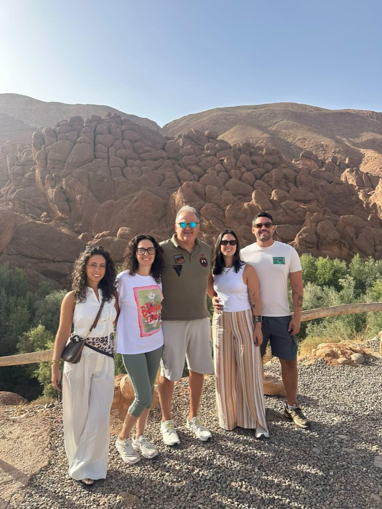 Grupo de viajeros entre las rocas del valle de Dades