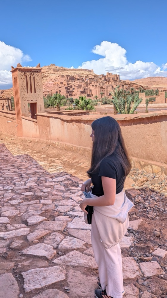 Viajera frente a la kasbah de Ait Ben Haddou